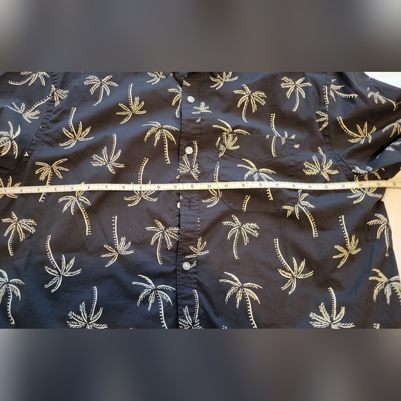 Old Navy Short Sleeve Button Down Shirt - Size XL - Picture 5 of 8